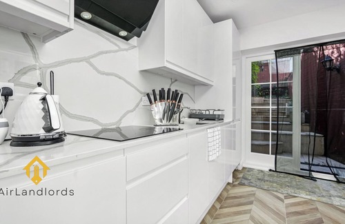 Warwick Apartment | Exclusive 1 bedroom Flat near Victoria Station