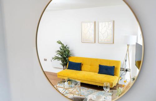Leeds Apartment | Exclusive Apartment - Free Parking -WiFi Netflix- Juliet Balcony -Fully Equipped for Extended Stays