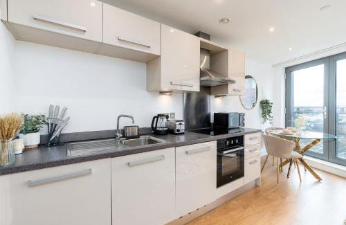 Leeds Apartment | Exclusive Apartment - Free Parking -WiFi Netflix- Juliet Balcony -Fully Equipped for Extended Stays