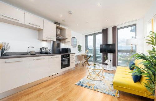 Leeds Apartment | Exclusive Apartment - Free Parking -WiFi Netflix- Juliet Balcony -Fully Equipped for Extended Stays