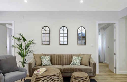 Figares House | Exclusive apartment in the city center with parking
