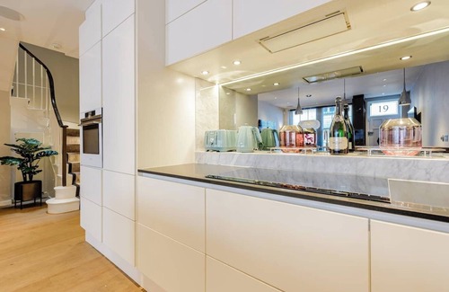 Brompton & Hans Town House | Exclusive & Decadent Luxury Mews by VA Museums