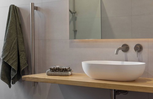 Raukawa Cabin | Exclusive hilltop retreat in the heart of Hawke's Bay -walk to the wineries!