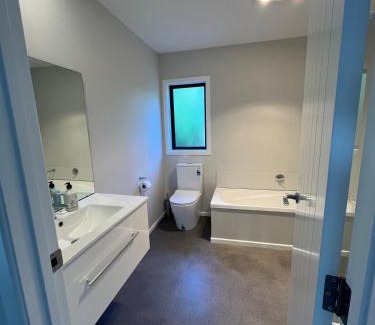 Eskdale House | Exclusive Holiday Home Sunny Beach House Four Queen Beds