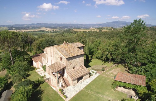 Citta della Pieve Villa | exclusive luxurious Farmhouse, heated pool, between Florence and Rome, gardenn