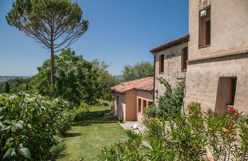Citta della Pieve Villa | exclusive luxurious Farmhouse, heated pool, between Florence and Rome, gardenn