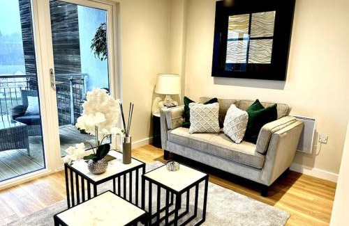Grangetown Apartment | Exclusive Marina View Apartment Free Parking