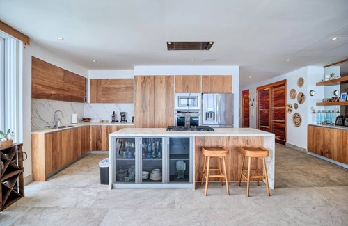 South Shore Hotel Area Condo | Exclusive Oceanfront Retreat w/Resort Amenities