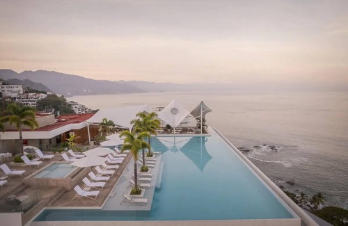 South Shore Hotel Area Condo | Exclusive Oceanfront Retreat w/Resort Amenities