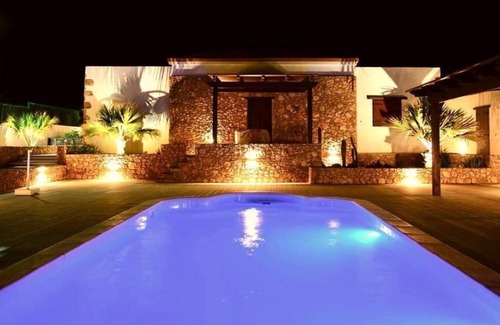 Puerto del Rosario Condo | Exclusive residence consisting of 5 apartments with shared pool.
