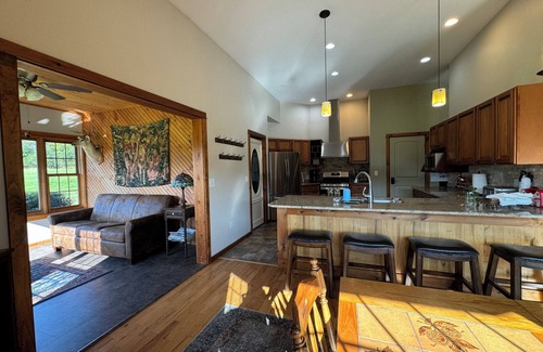 North Pole House | EXCLUSIVE Retreat- Red Dog Ranch- 120+ PRIVATE acres, Pet Friendly!