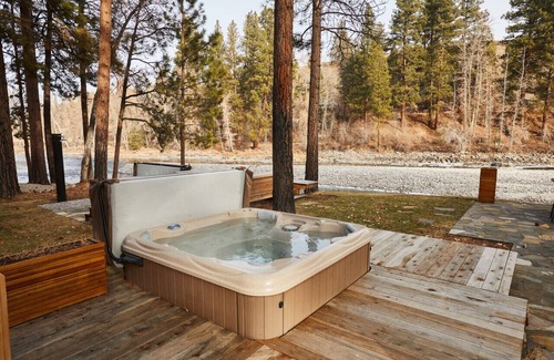 Grantsdale House | Exclusive Riverfront Lodge