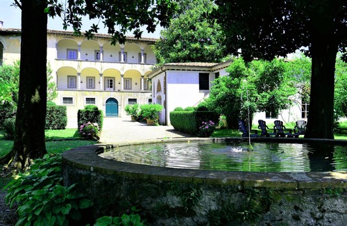 Mologno Apartment | Exclusive Tuscan Villa Apt in large estate, private gardens, fountain and pool