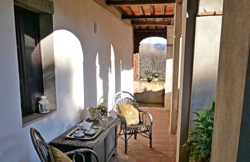 Mologno Apartment | Exclusive Tuscan Villa Apt in large estate, private gardens, fountain and pool
