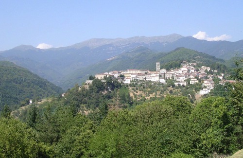 Mologno Apartment | Exclusive Tuscan Villa Apt in large estate, private gardens, fountain and pool