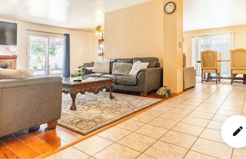 La Presa House | Exclusive Villa de Wales in Quiet Neighborhood