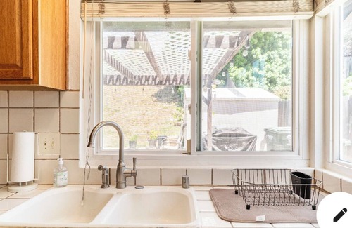 La Presa House | Exclusive Villa de Wales in Quiet Neighborhood