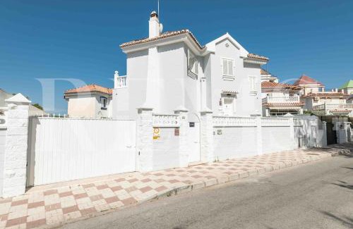 Torremolinos Villa | Exclusive Villa, private pool, BBQ and beach access REMS