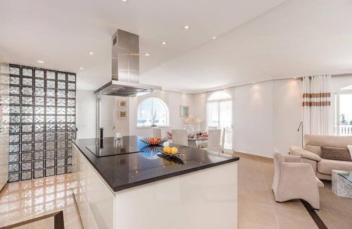 Benahavis Villa | Exclusive Villa with Stunning Mountain and Sea Views, Private Pool & Wi-Fi
