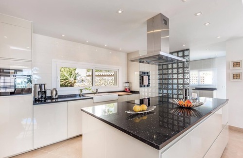 Benahavis Villa | Exclusive Villa with Stunning Mountain and Sea Views, Private Pool & Wi-Fi