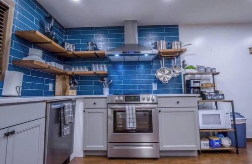 Village at Camelback House | Exec fun for Hot Tub, Sauna, Kayaks!