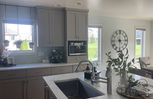 Green Bay House | EXECUTIVE 3 bedroom/3 bathroom lake-view home just 15 minutes from Lambeau !