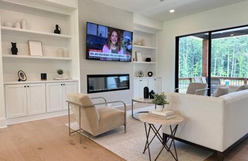 Alpharetta House | Executive 3BR Townhome Rooftop & Elevator Near Avalon