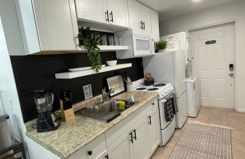 Lake Mary Cottage | Executive Guesthouse Retreat – Private Pool & King Suite