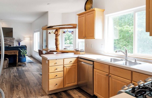 Dundee House | Executive home 2 blocks to Willamette Valley Wine Country epicenter in Dundee!