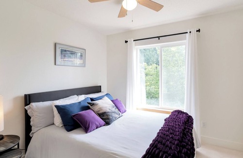 Dundee House | Executive home 2 blocks to Willamette Valley Wine Country epicenter in Dundee!