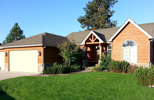 Hayden House | Executive Home in Hayden Lake Country Club EstatesnDiscounts for 7+ & 28+ nights