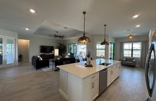 Gateway House | Executive Home. Sleeps 8 with Private Pool-Hot Tub in Resort Style Community
