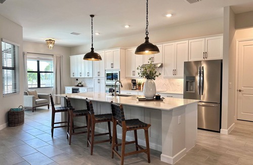 Gateway House | Executive Home. Sleeps 8 with Private Pool-Hot Tub in Resort Style Community