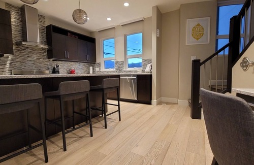 South Pandosy House | Executive Lakefront Townhome - July 1 to July 17th!