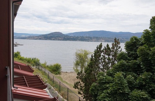 South Pandosy House | Executive Lakefront Townhome - July 1 to July 17th!