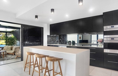 Maroochydore House | Executive modern waterfront house
