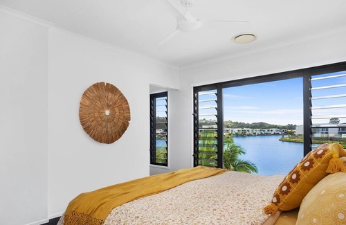 Maroochydore House | Executive modern waterfront house