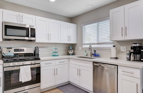 Summerlin House | Executive Oasis in Vegas: Pool, Privacy & Peace.