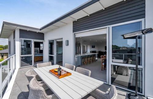 Bell Block House | Executive On Parkview - 3BR modern family home