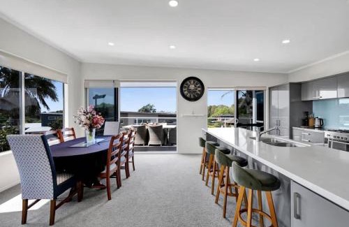 Bell Block House | Executive On Parkview - 3BR modern family home