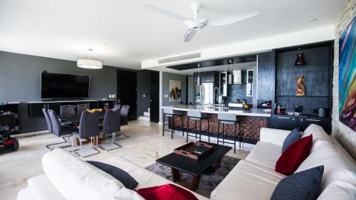 Zazil-ha House | Executive Penthouse with unobstructed Views at The Elements by BRIC