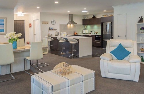 One Tree Point House | Executive Quality 4 Bedroom Home