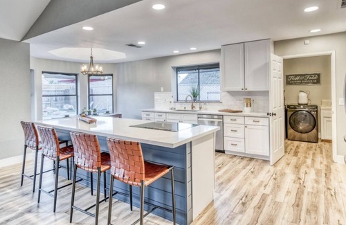 Raisin House | Executive Rental, open floor plan, 3 bdr, 2 bath, office and pool.