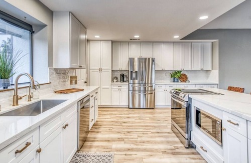 Raisin House | Executive Rental, open floor plan, 3 bdr, 2 bath, office and pool.