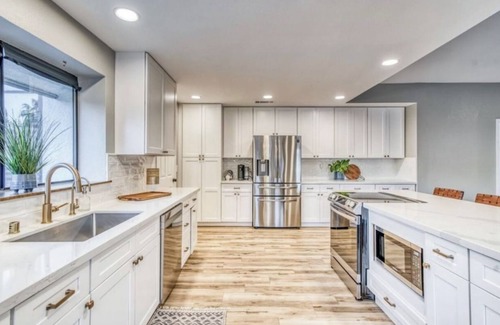 Raisin House | Executive Rental, open floor plan, 3 bdr, 2 bath, office and pool.