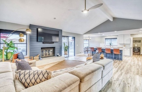 Raisin House | Executive Rental, open floor plan, 3 bdr, 2 bath, office and pool.