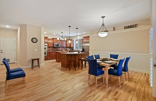 Eagle House | Executive residence in Eagle, Idaho! Perfect for family gatherings!