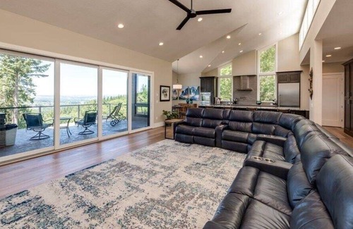 Sherwood House | Executive Retreat| Incredible Views | Smores Around the Firepit