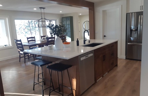Central Okanagan House | Executive Style Home - Garden of Eating Resort - Ideal for Family and Friends