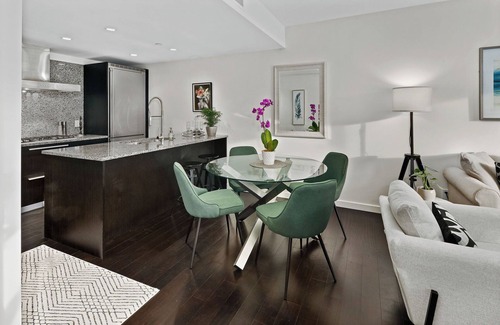 Downtown Victoria Condo | Executive Suite Pool/Hot tub/Gym